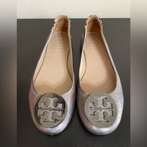 Tory Burch Minnie Travel Ballet Flat Silver Gray Hologram size 5.5